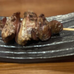 焼き鳥アポロ - 白レバー。厚みに興奮してピンボケ。