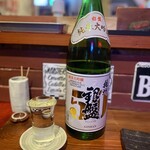 焼き鳥アポロ - 優しいイエロー。なみなみ注いでもらいます。