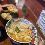 焼き鳥アポロ - 大人の男の茶碗位のでかさの取り皿に半分位取っても、まだこんなに残ります。残った方が私の分です！