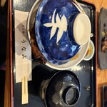 炭火職人 うなみ - 蓋から鰻がチラ見えしてます