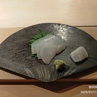 すしの嘉六 - 2品目、ヒラメ、えんがわ付き