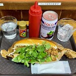 ジューシー バインミー - BBQポーク＋パクチー増量、マンゴスチンドリンク