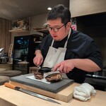 パルコ フィエラ - シェフが鴨の炭火焼を。