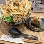 タカネコヤ - 運ばれて来た"肉ごぼう天うどん"。ごぼう天の大きさにびっくり！