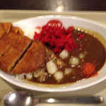 キリン堂 - トンカツカレー。ちょっとあげ過ぎ感あり。まずまず。福神漬けとらっきょうはたっぷり、スパイスもかけて。