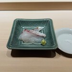 くるますし - 愛媛大島 真鯛早朝神経締め 背と腹
      高知の塩とわさび