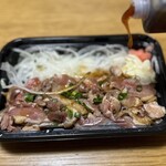 大王炭火焼 - タレを全体的にぶっ掛けます。