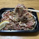 大王炭火焼 - 一口食べれば、旨いの言葉しか出てこない。薬味がいい仕事してくれますよ。県北では1番好きな地鶏タタキ