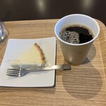 丸安田中屋  - チーズケーキアントルメ ホットコーヒー