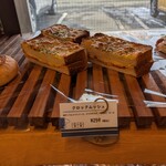 青い扉のパン屋さん OVEN - 