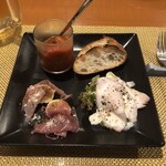 眞 - 前菜の盛り合わせ3種：黒いちじくと生ハム、鶏ハム、ラタトゥイユ