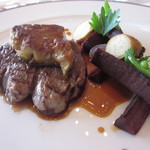 牛フィレのグリエとフォアグラ　赤ワインに漬け込まれた牛蒡