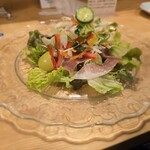 カジュアルフレンチBar 7FUKU - シャインマスカットと生ハムサラダ