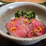 伊勢宮川の里 鄙茅 - ローストビーフご飯を盛り付けてくれました