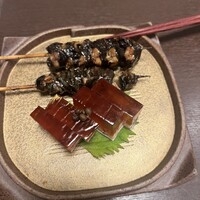 割烹 蒲焼 大沼 - うなぎ串盛１３００円。カブト、鰭巻きの串焼きと煮凝りのセットです。