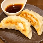 飲んべぇ食堂 らくだ屋 - 餃子（デカいのでハーフにしてもらいました、デフォルトは4個）