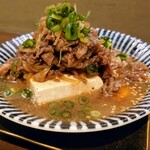 飲んべぇ食堂 らくだ屋 - 牛肉豆腐(トマトと昆布の旨味もオン♪)