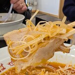 食堂 はせ川 - チャーシューに野菜を挟んでパクッ！