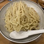 中華そば 笑歩 - コシのある中太麺。最初に粟國の塩を振ってつけ汁なしで食べるのが美味い