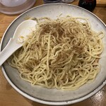 中華そば 笑歩 - つけ汁を温め直してもらう間に自家挽き山椒をたっぷり振って味変