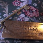 マ・メゾン - テーブルごとにレトロ調の鍵があり、早速良い雰囲気感じます。