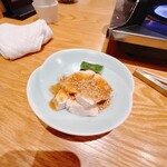 橙 - 2024/11  お通しの鶏茹で肉（胡麻ダレ付き）