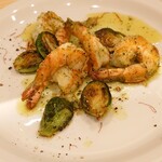 ツバメキッチン - 海老と芽キャベツのガーリックバター炒め