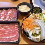 涮涮鍋壽喜燒Dontei 宇都宮鶴田店 - 豚ロース二種盛り定食1628円（野菜は二人前）
