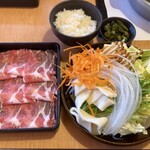 涮涮鍋壽喜燒Dontei 宇都宮鶴田店 - 豚ロース定食1089円（野菜は二人前）