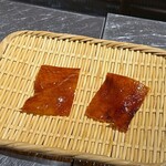 中華 大しげ - カットされた皮はカリカリ