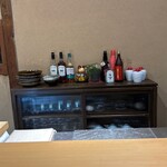 中華 大しげ - 懐かしい印象の食器棚