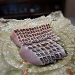 中華 大しげ - □　鰆（唐津産）、炙りで。唐津の鰆も美味しいので、頂くのが愉しみ。(ﾉ∇≦*)