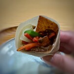 中華 大しげ - *香港など中華圏で頂くと中の具材は「胡瓜や人参の千切りや白髪葱」などが一般的ですけれど、 こちらは個性を感じる具材で新しい味わいで頂くのも愉しみに。♪ カルカリに焼かれた皮に金時人参とスナップ豌豆がよく合い、食感もお味もいい品。 もう一つ頂きたいくらい。(〃▽〃)