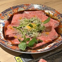 個室焼肉 さんびょうし 別邸 - 和牛炙りユッケ