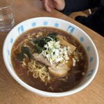 レストラン　シラカバ - ラウメン。スキーとラーメンもセット。自家製チャーシューだしちゃんと作ってる感ある。老舗よき