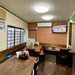 雪谷飯店 - 2階テーブル席内観