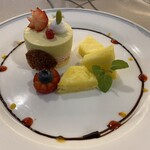 にっぽん丸 - ピスタチオと苺のケーキ　ゴールデンパイナップル　苺