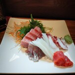 小料理かずよ - この日の刺し盛(550円）は本鮪中トロ入り