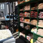 モモ - 店舗前（ネパール食材）※物販店併設，左は大根