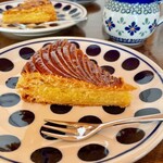 BASCULE - 中のアーモンドクリームはしっとり、ほんのりラム酒を感じます。