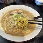 ラーメンの寳龍 - 麺は中太麺