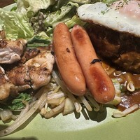 グリル プランチャ - ミックスグリルのソーセージと鶏肉と野菜