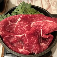 荒井屋 本店 - 鍋一面を覆う見事な牛肉