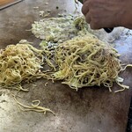 お好み焼 久美ちゃん - お好み焼き肉玉そばダブルとシングル調理中