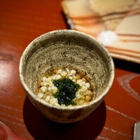日本橋 蕎ノ字 - ご挨拶は蕎麦の実。
                香ばしくて、心地いい♪