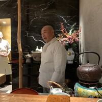 初音鮨 - 本日の説明をする大将