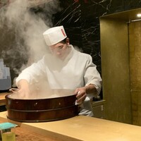 初音鮨 - 「移動式の炭火の羽釜」の炊きがったお米を飯台に開けてヨコイの4年熟成のシャリ酢を合わせます