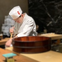 初音鮨 - 「移動式の炭火の羽釜の炊き上がったお米を飯台に開けてヨコイの4年熟成のシャリ酢を合わせます