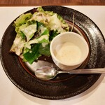 il Ktutti - 温かいかぶのポタージュは深いブイヨンの旨味に優しいかぶの甘味が◎サラダには、まろやかなコクのおろし玉葱のドレッシング