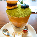 100本のスプーン TOYOSU - 教授展コラボパフェの小さい方。みかんが瑞々しくて美味しかった。もちもちとしたタピオカもいました。黒蜜でちょっとあんみつみたいな和のパフェ。定番にしてほしい